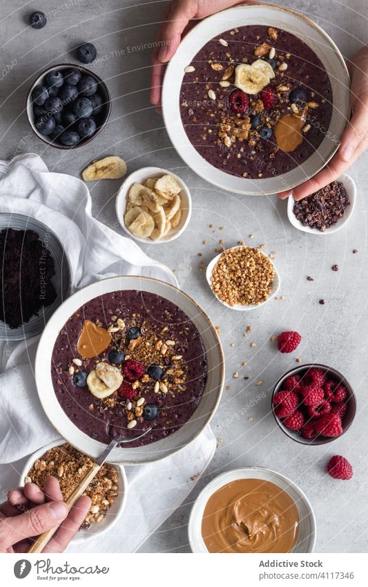 Gesunde Acai-Schalen mit Zutaten acai Schalen & Schüsseln Bestandteil gesunde Ernährung Supernahrung Smoothie Frühstück natürlich Rezept Beeren Kraft Energie