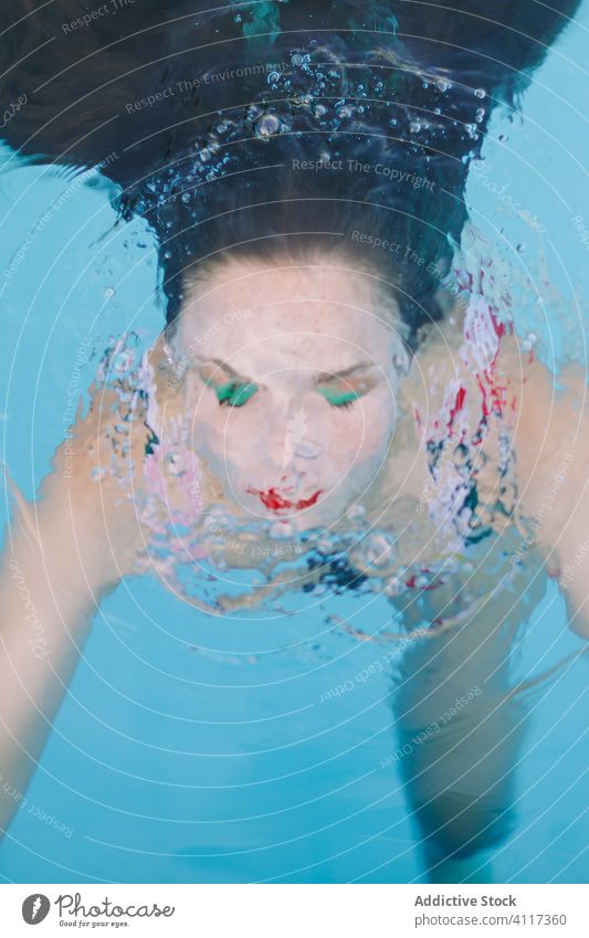 Nahaufnahme eines brünetten Mädchens mit langen Haaren auf einer Treppe im Schwimmbad Wasser Pool blau Freizeit Teenager jung Frau Person Sommer Spaß Menschen