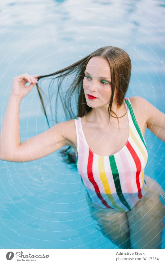 Nahaufnahme eines brünetten Mädchens mit langen Haaren auf einer Treppe im Schwimmbad Wasser Pool blau Freizeit Teenager jung Frau Person Sommer Spaß Menschen