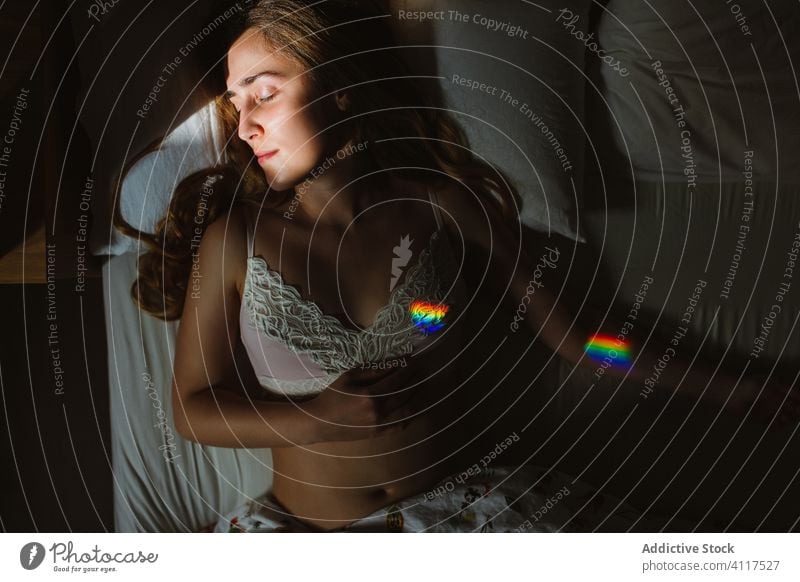 Schlafende Frau mit Regenbogenlicht im Bett liegend Morgen sinnlich schlafen Sonnenlicht Dessous BH Schlafzimmer sich[Akk] entspannen Unterwäsche ruhen Lügen