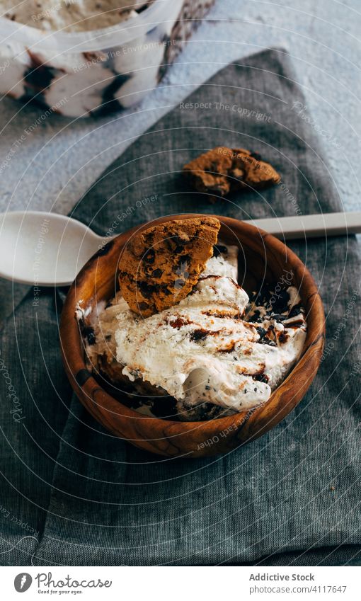 Eiscreme mit Haferflockenkeksen Keks Speiseeis Dessert Löffel Serviette verputzen Oberfläche Zusammensetzung lecker Stoff Lebensmittel Morgen kalt Keramik