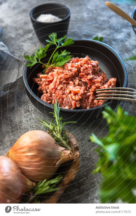 Kräuter und Zwiebeln in der Nähe von Hackfleisch Fleisch zerkleinern Kraut Tisch Küche rustikal Salz frisch Lebensmittel Bestandteil Feinschmecker Ernährung