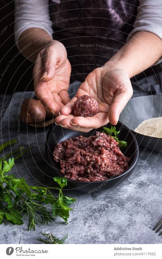 Erntehelfer beim Zubereiten von Fleischbällchen zum Mittagessen Person Fleischklößchen Koch Küche gehackt zeigen frisch vorbereiten Feinschmecker Abendessen