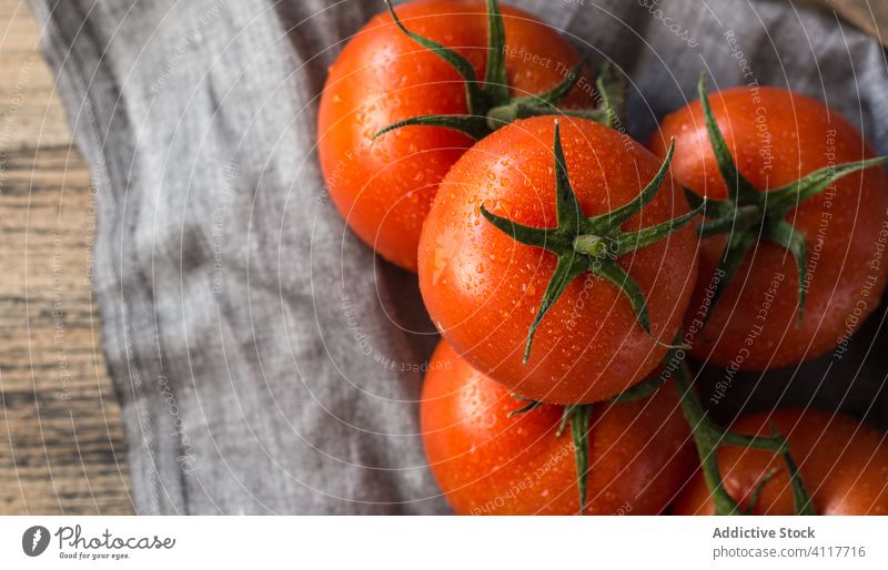 Saubere Tomaten auf Stoffserviette Sauberkeit nass Gesundheit Serviette Tisch Bestandteil Lebensmittel rustikal frisch natürlich organisch Gemüse Vegetarier