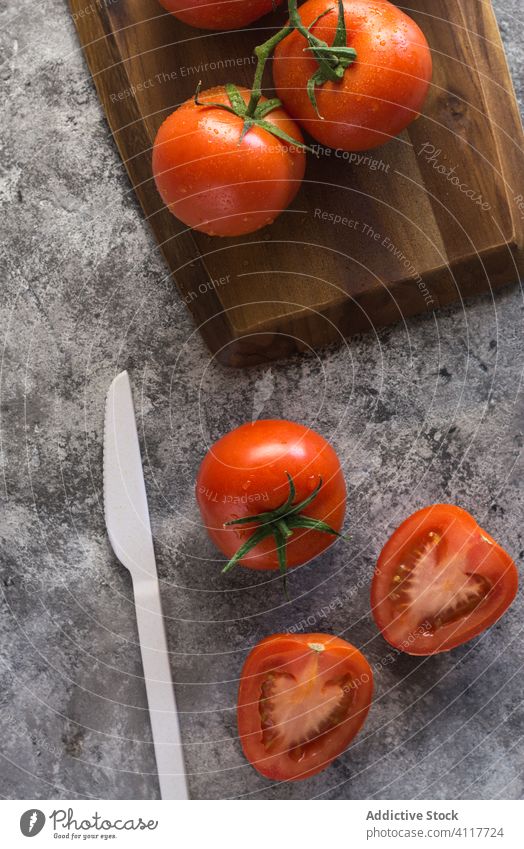 Reife Tomaten auf grauem Tisch Küche frisch Koch Bestandteil Hälfte ganz Lebensmittel organisch Gesundheit Gemüse reif natürlich Vegetarier Ernährung Diät