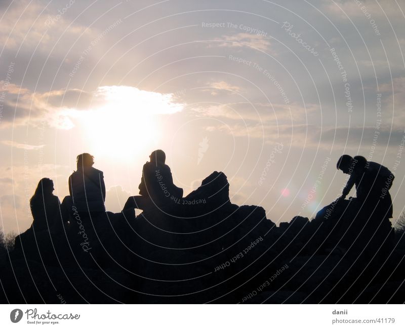 rumsitzen Sonnenuntergang Zusammensein Freundschaft Wolken schlechtes Wetter Menschengruppe Abend