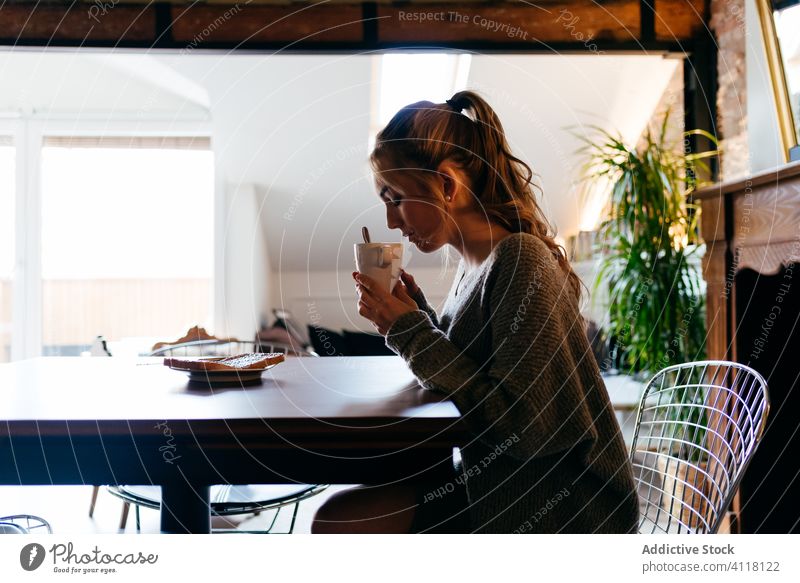 Traurige Frau frühstückt allein zu Hause Frühstück heimwärts besinnlich traurig Kaffee Morgen Depression nachdenklich jung trinken Getränk Tasse einsam