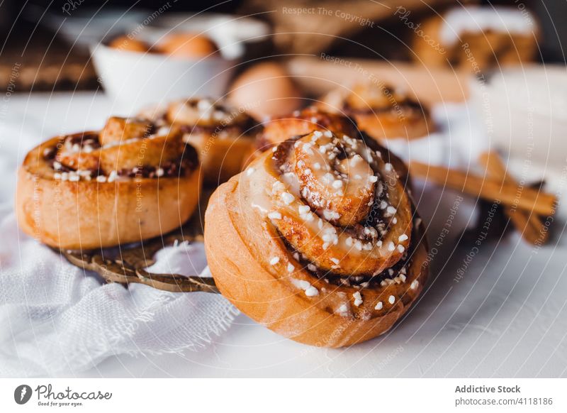 Gebackene Zimtschnecken mit süßem Zuckerguss Brötchen rollen Zuckerguß Dessert Koch lecker Lebensmittel Glasur Speise selbstgemacht gebacken Feinschmecker