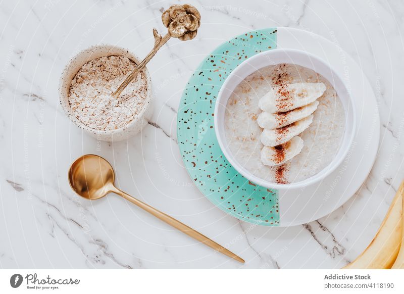 Haferflockenbrei mit Banane und Zimt Haferbrei Frühstück Gesundheit Tisch Löffel Murmel Schalen & Schüsseln Teller frisch lecker Frucht Mahlzeit Ernährung süß