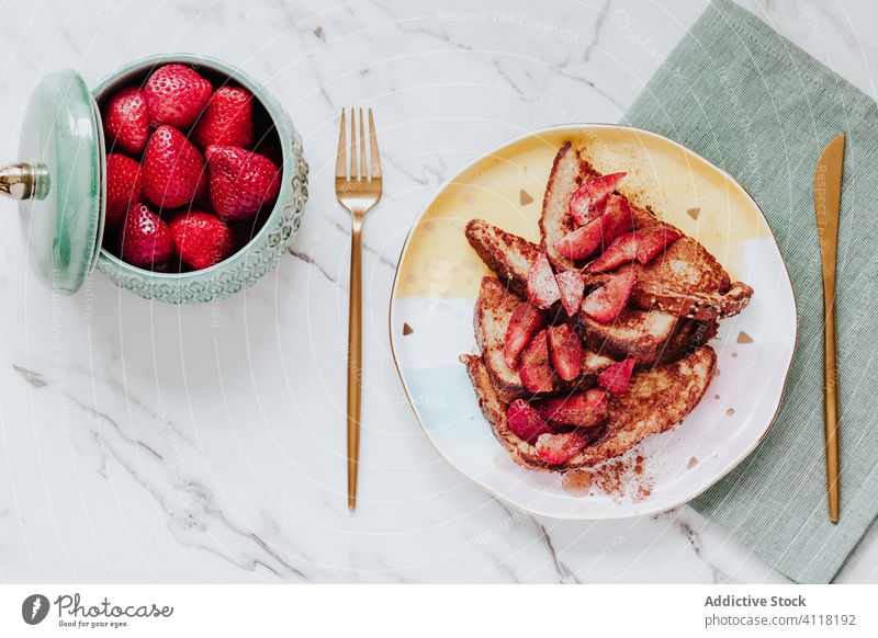 Spiegelei-Brot mit Erdbeeren gebraten Dessert Ei Gabel Messer Serviette Murmel Tisch Spielfigur lecker reif Teller Besteck Lebensmittel frisch geschmackvoll