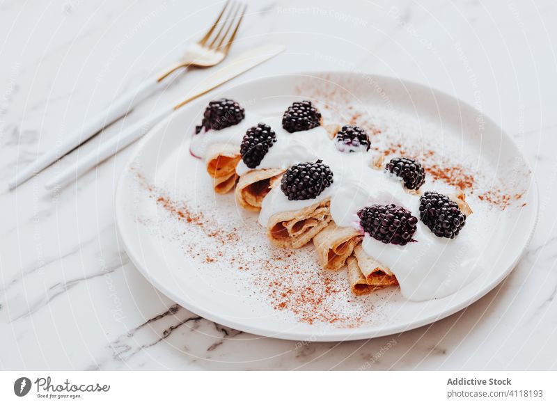 Crepes und Joghurt mit Brombeeren und Zimt Crêpe Tisch Murmel Silberwaren lecker Frühstück Dessert dienen Lebensmittel frisch Mahlzeit Speise süß Feinschmecker