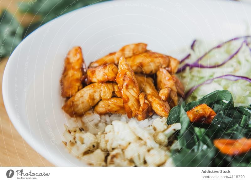 Gebratenes Hähnchen mit Gemüse und Sauce Salatbeilage Saucen Silberwaren Korn Rucola Tomate Kohlgewächse Tisch lecker Teller hölzern Fleisch Lebensmittel Küche