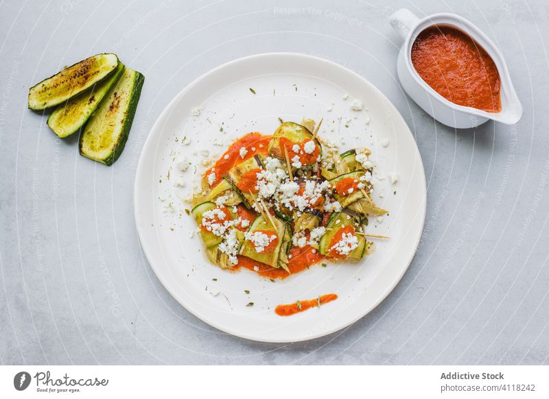 Salat mit gebratenen Gurken und Tomatensauce Salatbeilage Salatgurke Saucen Gemüse Ziegenkäse Teller selbstgemacht Feinschmecker Küche organisch Belag