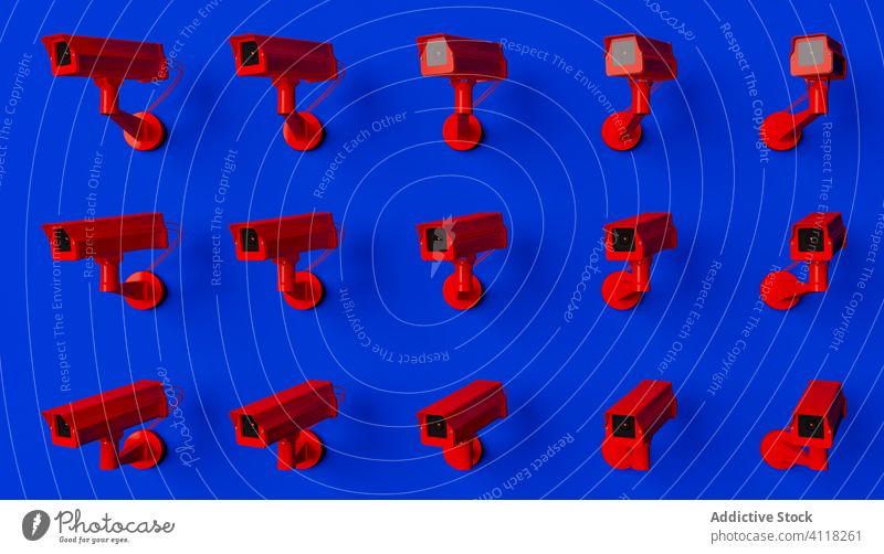 Rote Überwachungskamera auf blauem Hintergrund Fotokamera überwachen Coronavirus Kontrolle Pandemie infiziert Technik & Technologie Sicherheit Polizei bewachen