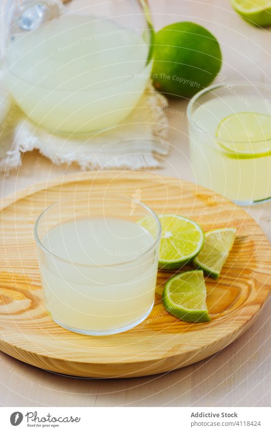 Köstliche Limonade in Gläsern serviert selbstgemacht Zitrusfrüchte Zitrone Frucht Getränk Glas trinken Erfrischung kalt lecker geschmackvoll liquide vorbereitet