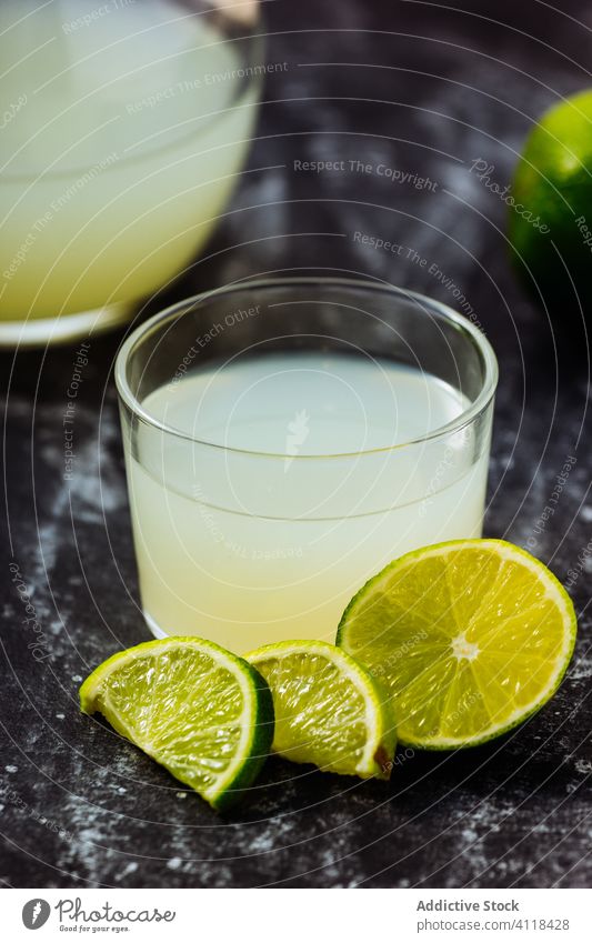 Köstliche Limonade in Gläsern serviert selbstgemacht Zitrusfrüchte Zitrone Frucht Getränk Glas trinken Erfrischung kalt lecker geschmackvoll liquide vorbereitet