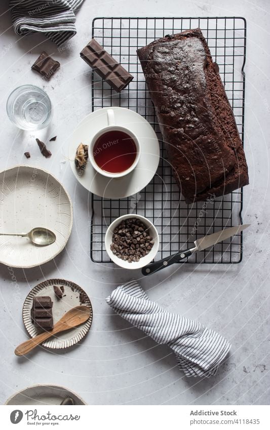 Leckerer Kuchen und Tee auf dem Tisch Bestandteil Geschirr Banane Bananenkuchen Schokolade Zusammensetzung süß Dessert Lebensmittel Frühstück natürlich frisch