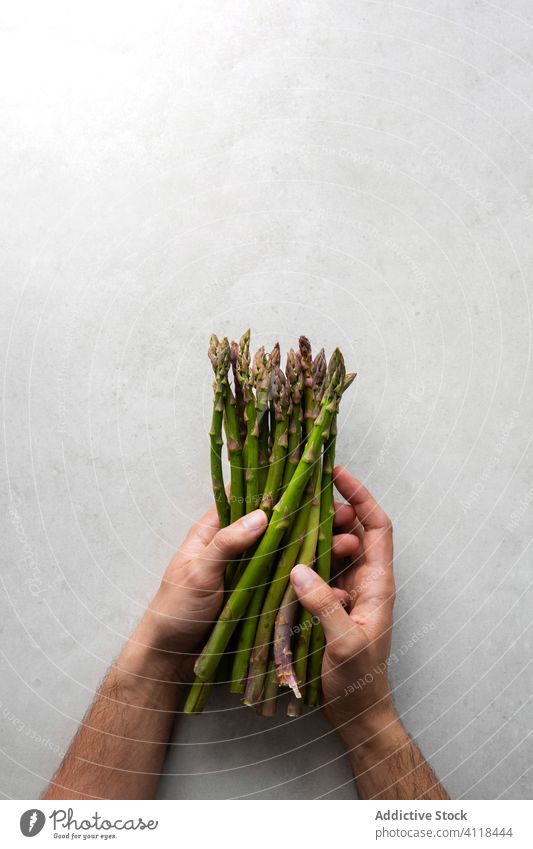 Einen Bund frischen Spargel kochen grün Haufen Gesundheit Vegetarier Tisch Lebensmittel Hand Küche roh Koch Küchenchef Pflanze Mahlzeit Diät Kraut vorbereiten