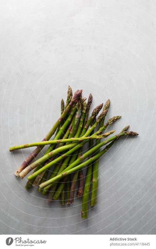 Frischer Spargel auf Marmortisch frisch grün Haufen Gesundheit Vegetarier Tisch Lebensmittel Küche roh Koch Pflanze Mahlzeit Diät Kraut lecker farbenfroh