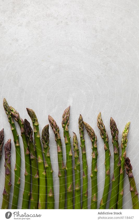 Frischer Spargel auf Marmortisch frisch grün Haufen Gesundheit Vegetarier Tisch Lebensmittel Küche roh Koch Pflanze Mahlzeit Diät Kraut lecker farbenfroh