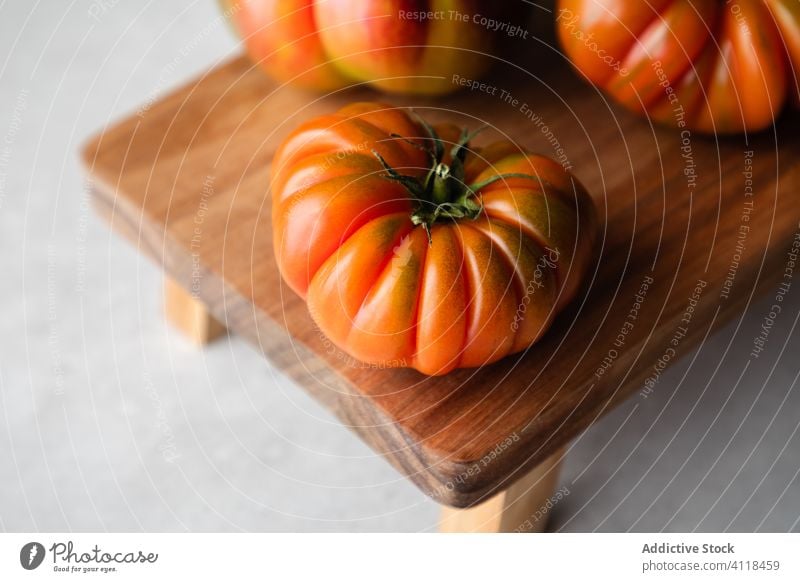 Komposition mit roten Tomaten auf dem Tisch frisch reif natürlich roh hölzern Holzplatte Lebensmittel Gemüse Koch ganz appetitlich Küche Gesundheit Mahlzeit