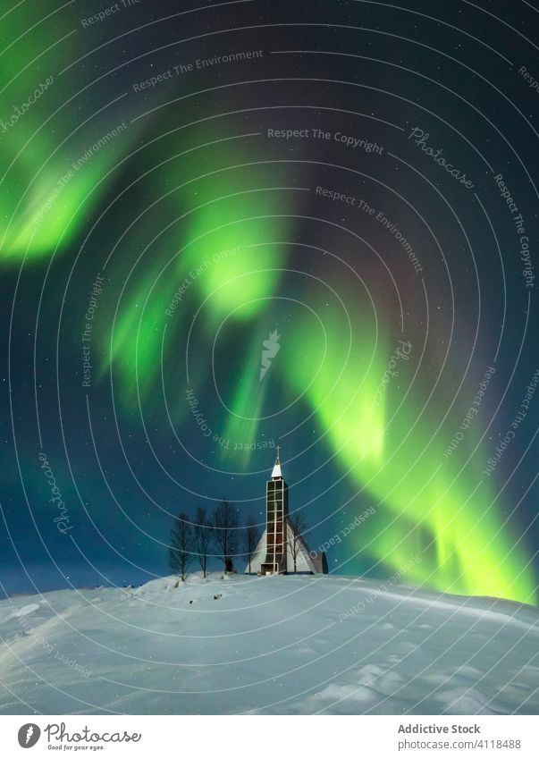 Helle Polarlichter über kleiner Kirche polar Licht Aurora nördlich Himmel Gebäude Schnee Winter farbenfroh glühen Landschaft Gelände Island Nacht Natur reisen