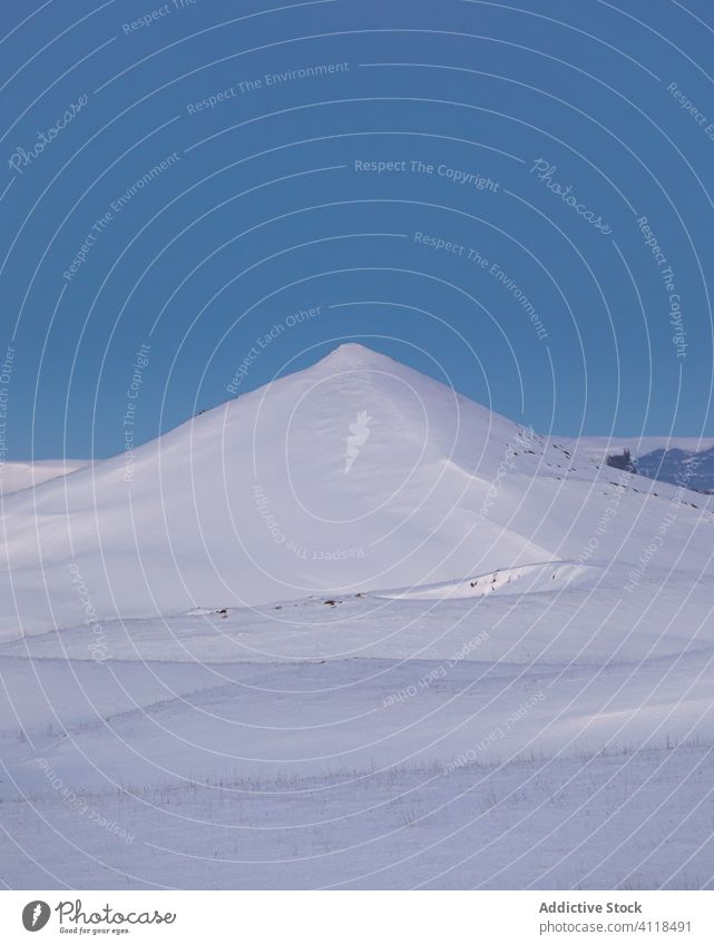 Verschneiter Hügel unter blauem Himmel Winter Schnee Blauer Himmel Berge u. Gebirge Landschaft Gipfel weiß sehr wenige sonnig Tal Island Feld Natur kalt