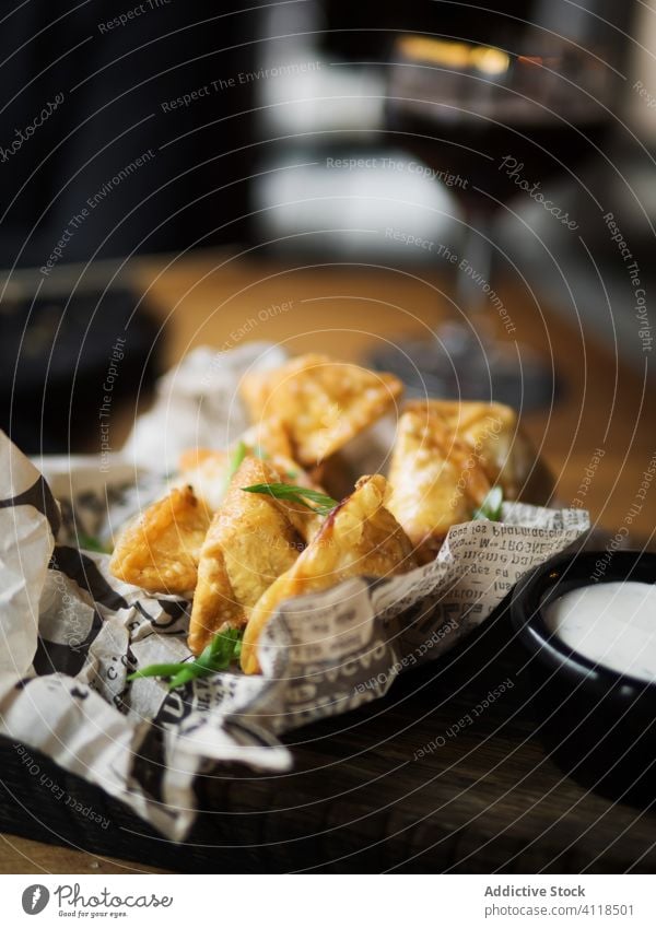 Gebratene Knödel mit Soße auf dem Tisch gebraten Snack Saucen lecker Fastfood Papier geschmackvoll Mahlzeit dienen Kraut Küche Koch essen Ernährung Speise heiß