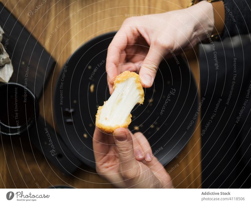 Frau isst Käsebällchen im Cafe Ball essen gebraten Snack lecker Fastfood Knusprig Café geschmackvoll besetzen Mozzarella Dehnung Mahlzeit positiv Küche Tisch