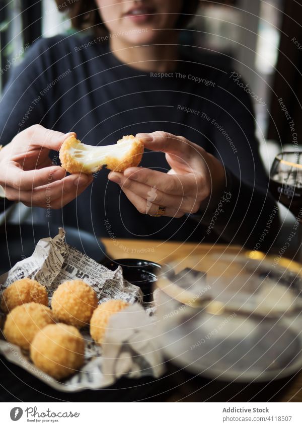 Frau isst Käsebällchen im Cafe Ball essen gebraten Snack lecker Fastfood Knusprig Café geschmackvoll besetzen Mozzarella Dehnung Mahlzeit positiv Küche Tisch