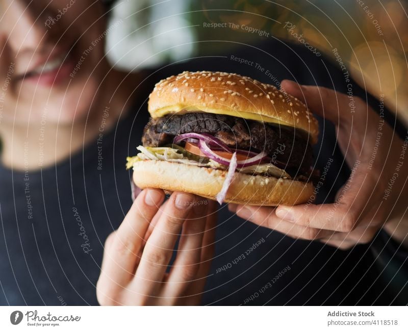 Person hält einen Hamburger in den Händen Burger Fastfood Snack Junk Food Fleisch Rindfleisch Mittagessen Hand Abendessen ungesund Mahlzeit Küche Brötchen