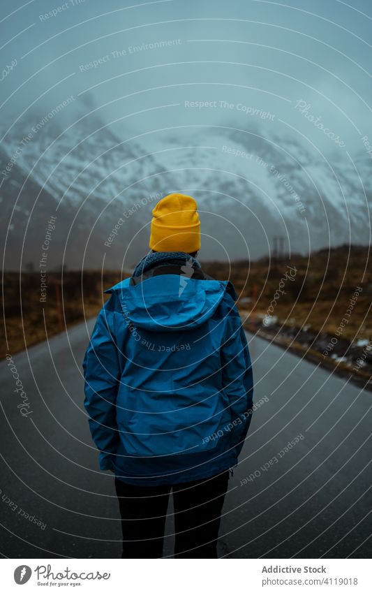 Anonymer Tourist mit Hochlandblick im Winter Frau Straße Berge u. Gebirge Tourismus Schnee idyllisch Windstille Kamm lofoten reisen wolkig Ausflug Reise Weg