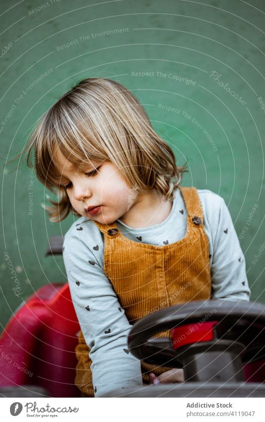 Porträt eines kleinen Mädchens auf der Straße gemütlich ruhen niedlich lässig Windstille wenig Outfit bezaubernd Kind Kindheit sich[Akk] entspannen unschuldig