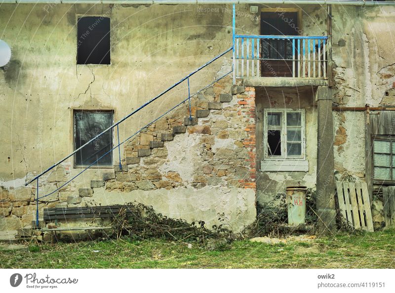 Sanierungsfall Fassade Wand Mauer Gebäude Haus Tür Treppe Treppengeländer Stein trashig Vorsicht gewagt Farbfoto Gedeckte Farben unvollendet Baustelle