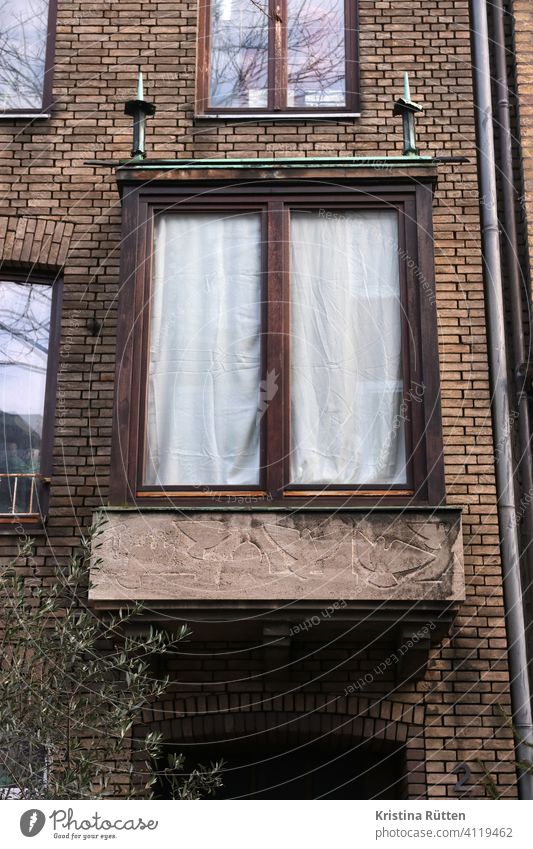 erkerfenster mit kupferdach und relief fenser haus gebäude fassade vorbau flachrelief basrelief tauben quirinusmünster hafenkran neuss gardine vorhang