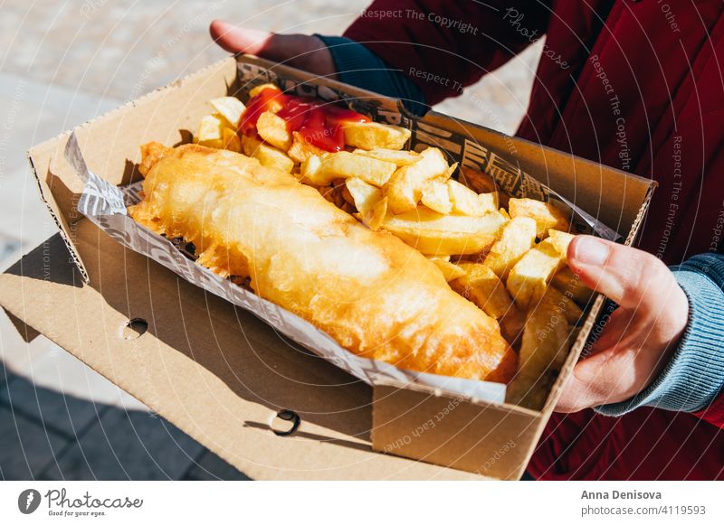 Fisch und Pommes Frites mit Erbsen Fish und Chips Saucen wegnehmen Lebensmittel Englisch Knusprig Filet Abendessen Briten gebraten Straßenessen außerhalb COVID