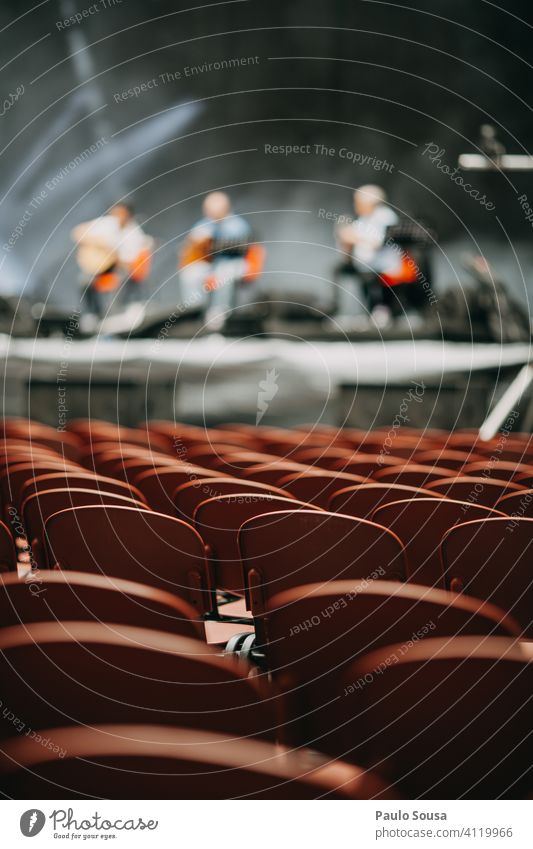 Leere Plätze im Konzert leer Sitz Publikum live Veranstaltung Einschränkung begrenzen Menschenleer Bestuhlung Reihe Platz Musik Sitzreihe Sitzgelegenheit frei