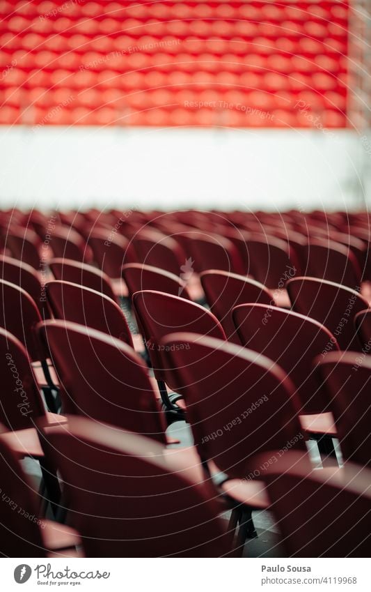 Leere Plätze in der Veranstaltung Sitz Sitzgelegenheit Stuhl Konzert leer Einschränkung begrenzen viele Stuhlreihe Bestuhlung Stühle Reihe Platz Publikum