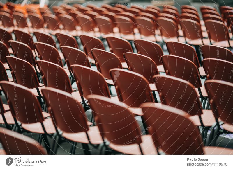 Leere Plätze in der Veranstaltung Sitzgelegenheit Publikum Konzert niemand viele frei Menschenleer Platz Bestuhlung Muster Strukturen & Formen Stuhlreihe