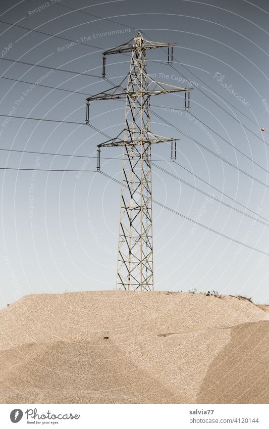 Starkstrommast steht auf einer Insel in der Kiesgrube Energiewirtschaft Kiesabbau Kieswerk Industrie Elektrizität Hochspannungsleitung Technik & Technologie