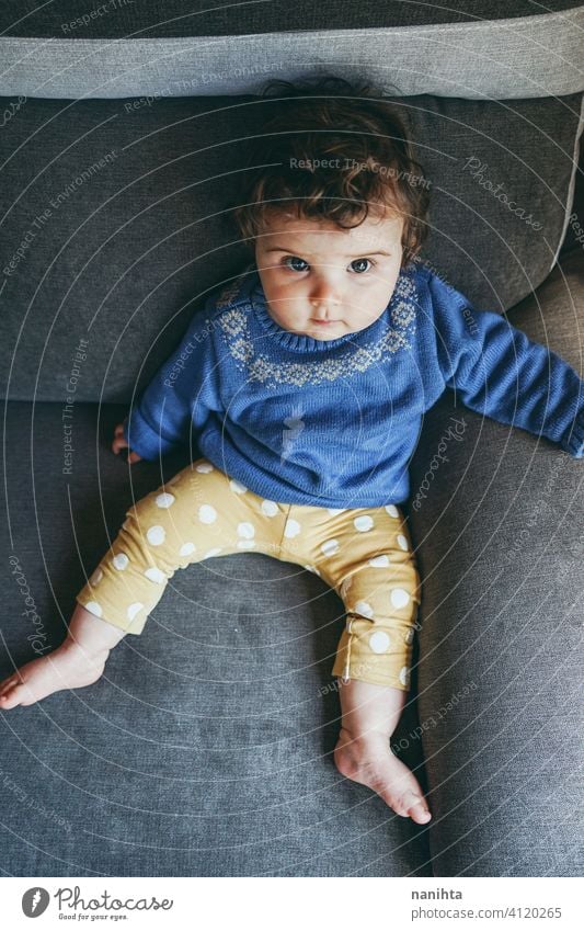 traurig und müde Baby sitzt in einem Sofa LAZY verärgert heimwärts allein langweilig Säuglingsalter Kindheit Sorge beunruhigt Auge Aussehen Stimmung blau