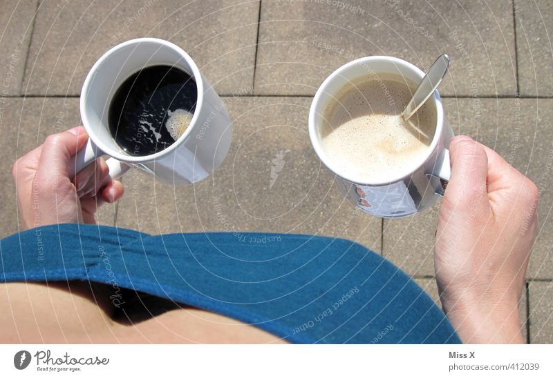 Schwarz und weiß Frühstück Kaffeetrinken Getränk Heißgetränk Kakao Latte Macchiato Tasse Becher Arbeitsplatz Büro Mensch feminin Frau Erwachsene Brust 1 heiß