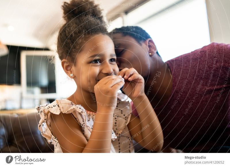 Tochter und Vater spielen zusammen zu Hause. heimwärts monoparentiell Lifestyle Familie alleinerziehend im Innenbereich Aktivität Kindererziehung Partnerschaft