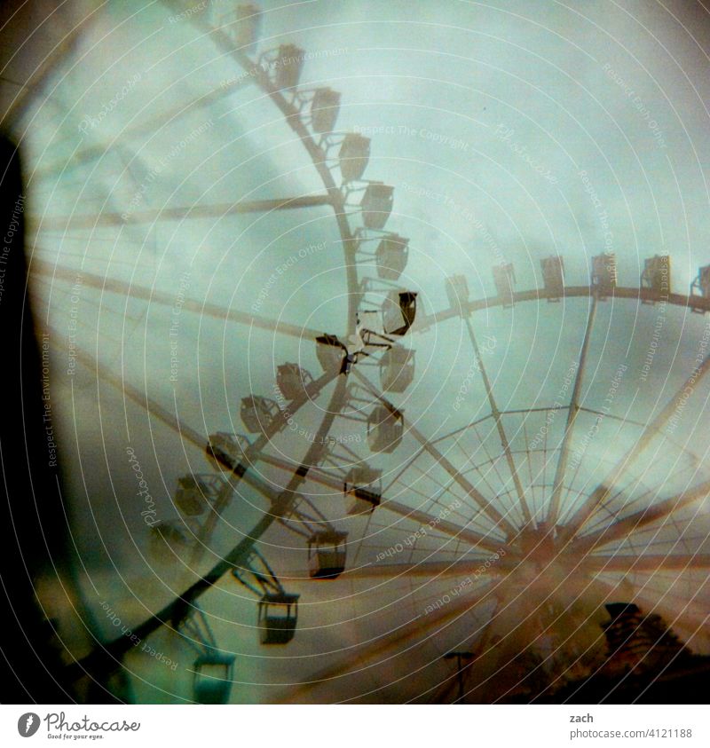 doppeltes Vergnügen analog Doppelbelichtung Scan Stadt Lomografie Dia Experiment Holga Riesenrad Vergnügungspark vergnügen Riesenrad fahren Gondel spass