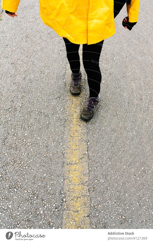 Anonyme Person, die auf einer asphaltierten Straße steht reisen Freiheit Fahrbahn Nebel allein Einsamkeit trist Asphalt ruhig genießen Landschaft idyllisch