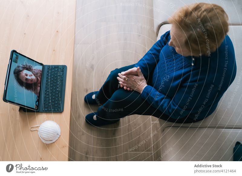 Alte Frau kommuniziert mit Tochter per Video-Chat auf Laptop Videoanruf heimwärts Senior Sitzung benutzend online abgelegen Entfernung Coronavirus Isolation