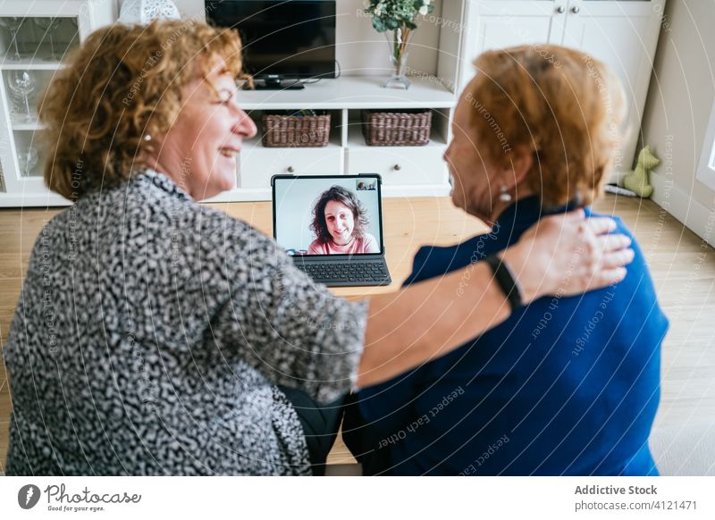 Frauen, die zu Hause Videogespräche am Laptop führen Videoanruf heimwärts Senior Sitzung benutzend online Freund heiter sich[Akk] sammeln gealtert Kommunizieren