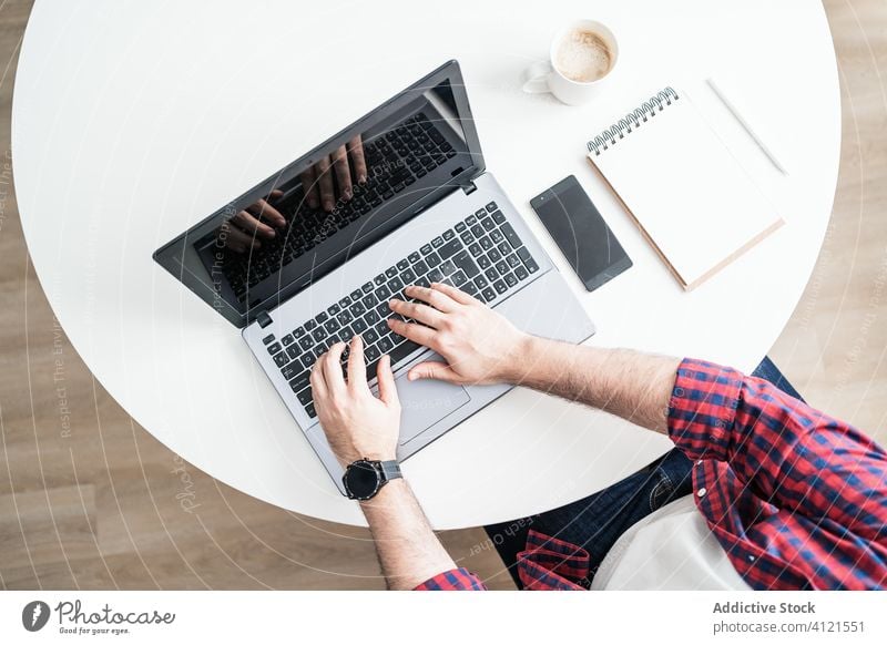 Junger Mann arbeitet von zu Hause aus Computer Arbeit heimwärts graphisch Business Technik & Technologie modern jung Innenbereich Internet Job Arbeitsplatz