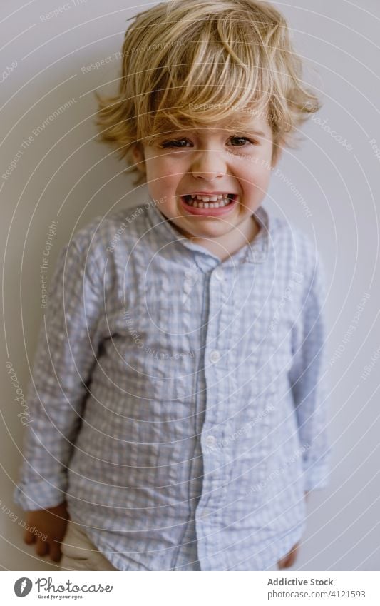 Trauriger Junge weint in modernem Studio weinen enttäuschen wenig Kind traurig unanständig jammern lässig Kindheit Gesichtsausdruck bezaubernd niedlich Hemd