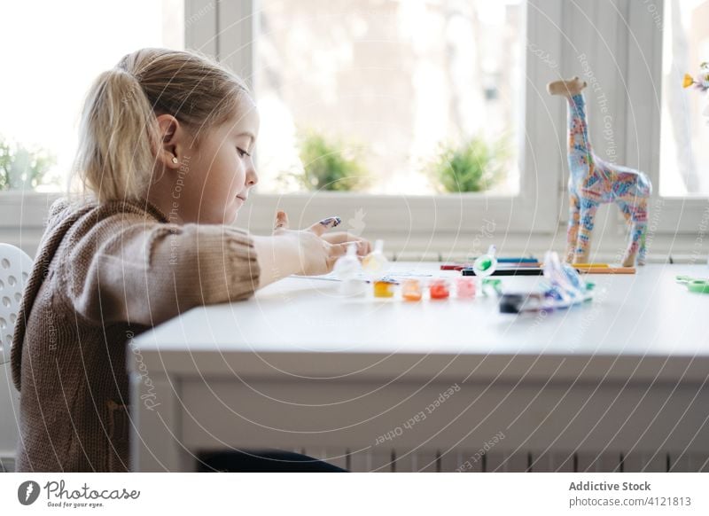 Kleines Mädchen benutzt Gouache zum Zeichnen mit den Fingern auf Papier zu Hause Zeichnung heimwärts Kind Farbe Kindergarten Kunst kreativ zeichnen niedlich